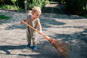 Hoe houdt u uw tuintegels schoon
